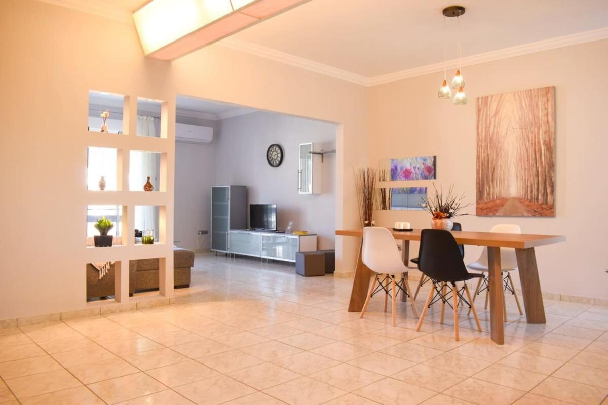 Cozy Flat On The Main Square, 10Min To The Sea Vila Calamata Exterior foto